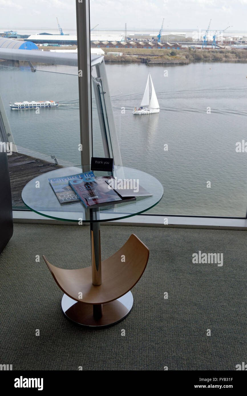 Location de bus de l'Aqua et St Davids Hotel and Spa, la baie de Cardiff, Pays de Galles du Sud. Banque D'Images