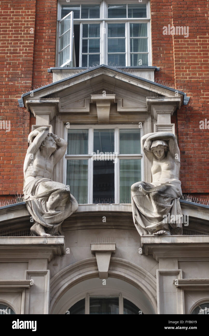 Chambre dans Mortimer Street, Londres W1, au Royaume-Uni. Des statues d'Atalante à caryatide et par agriculteur & Brindley (1896) Banque D'Images