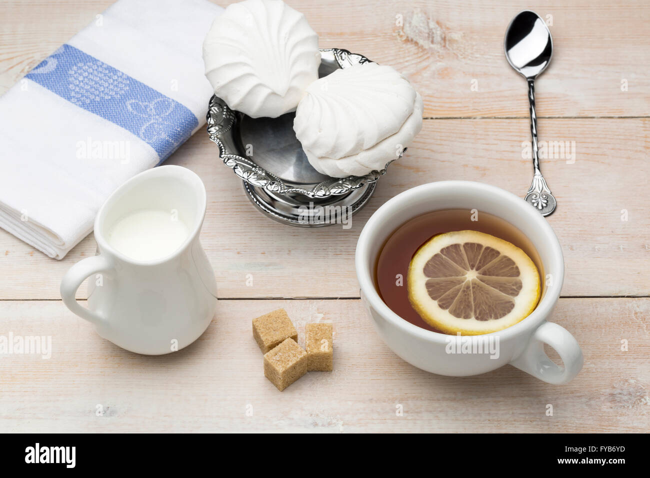 Ensemble de tasse de thé noir blanc dont la tranche de citron et de desserts sucrés Banque D'Images