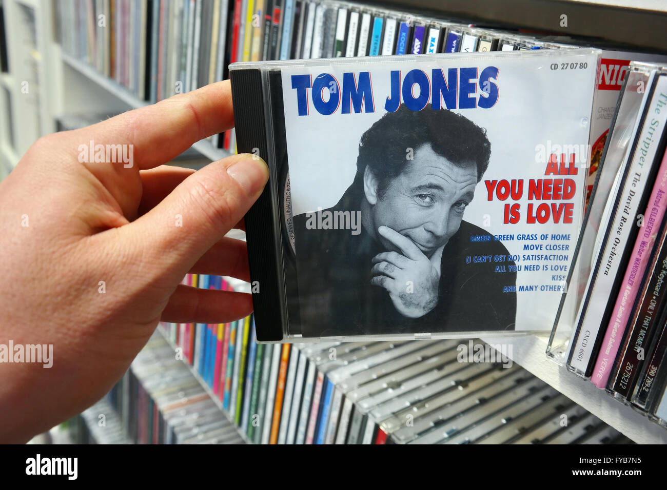 Tom Jones : Tout ce qu'il vous faut, c'est l'amour Banque D'Images