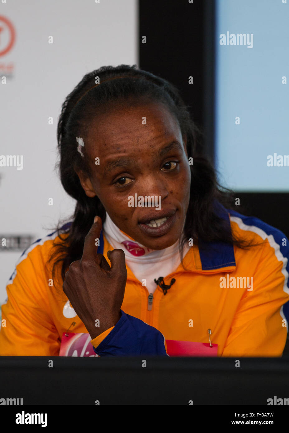 Londres, Royaume-Uni. 24 avril 2016. Marathon de Londres élite féminin gagnant Jemima Sumgong (KEN) en montrant sa blessure qu'elle a subies pendant l'exécution de la marathon lors d'une conférence de presse au cours du dimanche Marathon de Londres Virgin Money. Credit : Elsie Kibue/Alamy Live News Banque D'Images