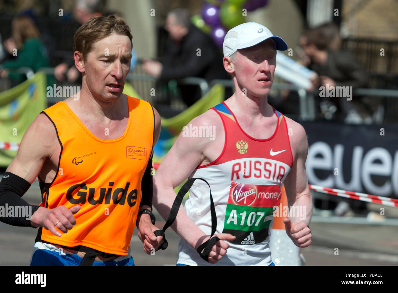 Oleg Antipin (RUS) et guide à la 13 mille de la Vierge Argent Marathon de Londres 2016, l'Autoroute, Londres, Royaume-Uni. Crédit : Simon Balson/Alamy Live News Banque D'Images