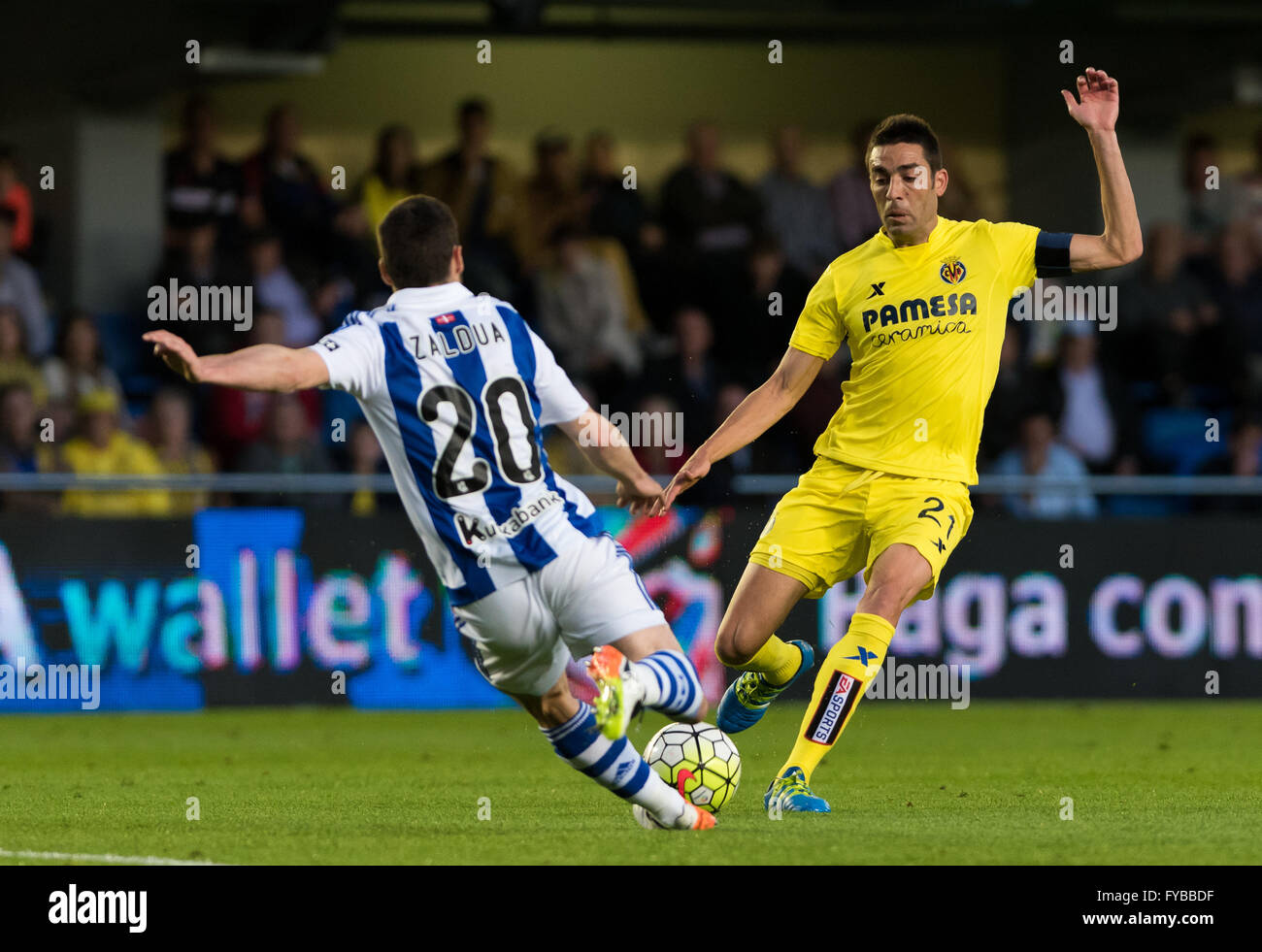 Villareal, Espagne. 24 avril, 2016. Bruno Soriano de Villarreal CF et Joseba Zaldua de Real Sociedad lors de la La Liga match au Stade El Madrigal, Villarreal. Crédit : MARIA JOSE SEGOVIA CARMONA/Alamy Live News Banque D'Images