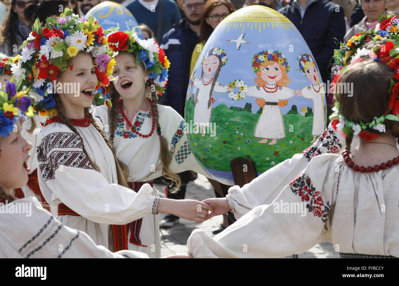 24 avril 2016 - in l'habillement traditionnel ukrainien chanter et danser près de l'œuf de Pâques (''Pysanka'') au cours de la 'oeufs de Pâques festival'' sur l'Sophia Square, 374 artistes de différentes régions de l'Ukraine a peint des oeufs de Pâques géant, qui ont été exposés au Sophia Square à Kiev, le 24 avril 2016. Les orthodoxes ukrainiens vont célébrer Pâques le 1er mai. © Michel Stepanov/ZUMA/Alamy Fil Live News Banque D'Images