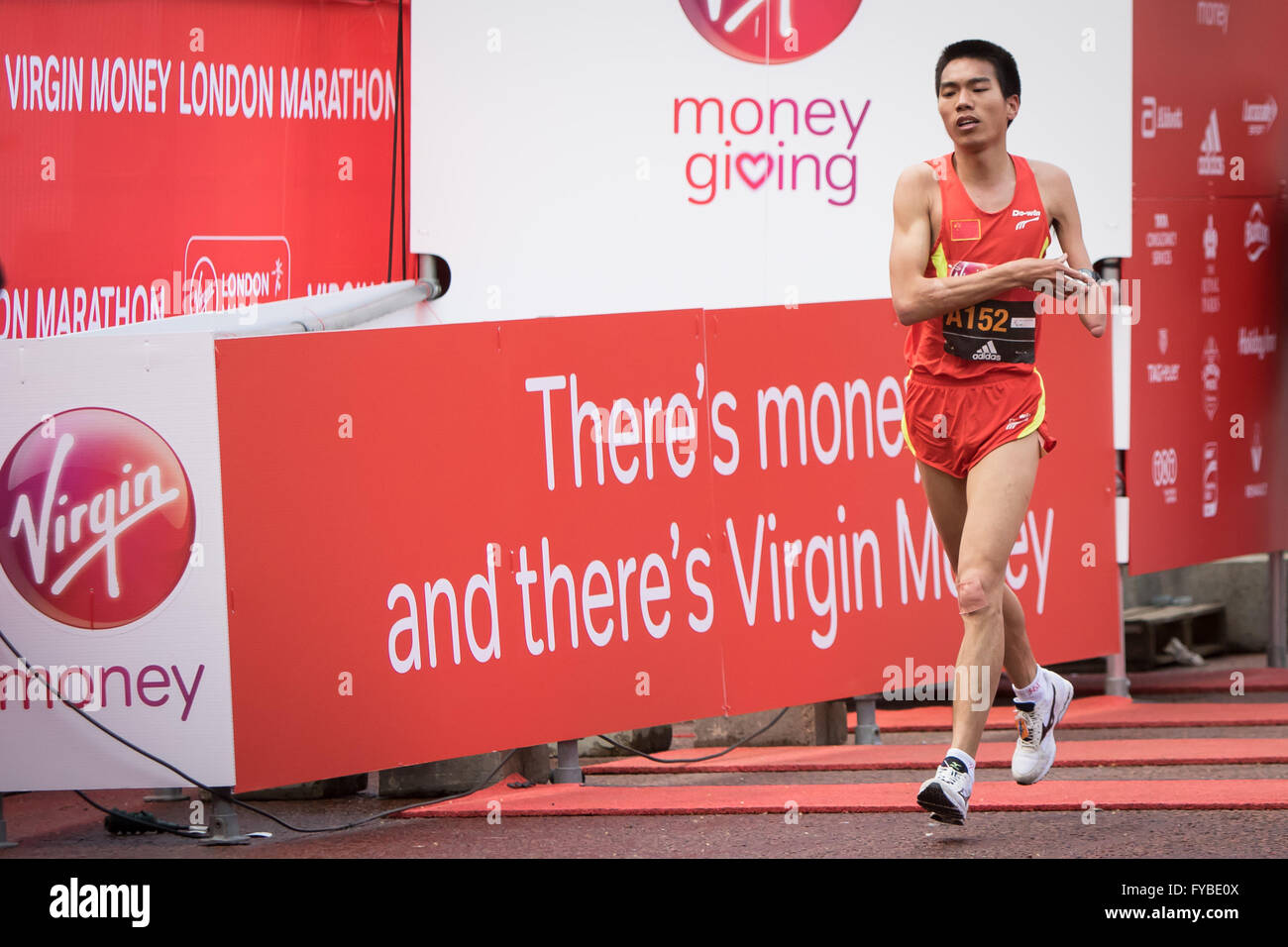 Londres, Royaume-Uni. Apr 24, 2016. Li Chaoyan de Chine franchit la ligne d'arrivée pour gagner la T45/56 de l'Athlétisme de l'IPC de la Coupe du monde de marathon en association avec le Marathon de Londres 2016 à Londres, Angleterre le 24 avril 2016. © Richard Washbrooke/Xinhua/Alamy Live News Banque D'Images