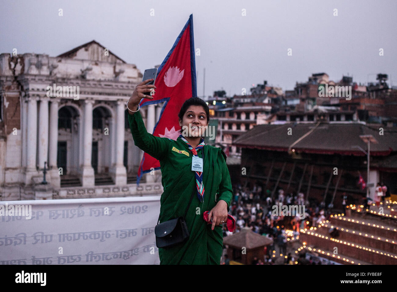 Durbar Square Kathmandou, Népal. 24 avril 2016. Scout népalais prend une foule de selfies recueillir à la veille de l'anniversaire eathquke. Credit : Alice Givert/Alamy Live News Banque D'Images