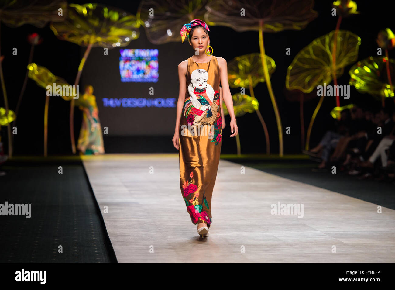 Ho Chi Minh Ville, Vietnam. Apr 24, 2016. Un modèle présente une création de designer vietnamienne Thuy Nguyen durant la Semaine internationale de la mode 2016 Vietnam à Ho Chi Minh Ville, Vietnam, 24 avril 2016. Vietnam International Fashion Week 2016, la troisième édition du genre, a ouvert ses portes à Ho Chi Minh Ville Centre Gem le 23 avril et durera jusqu'au 26 avril. Le crédit : Nguyen Huyen/Xinhua/Alamy Live News Banque D'Images