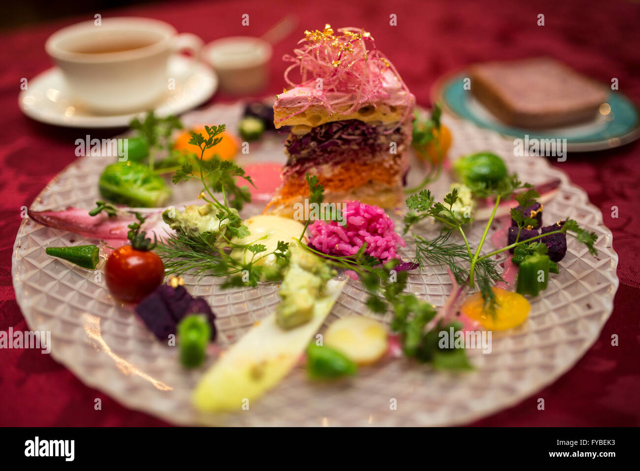 Nagoya Japon 23 Avril Nouveau Cafe Sert Des Salades Au Japon Sous La Forme De Gateaux Colores Magnifiques Le Samedi 23 Avril 16 A Nagoya Prefecture D Aichi Au Japon Un