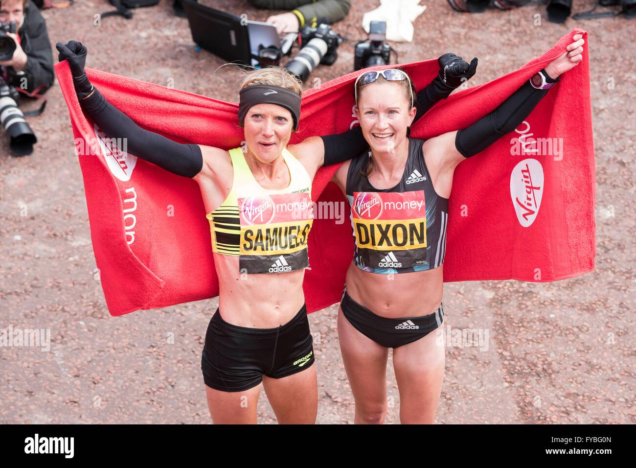Sonia Samuels (à gauche) et Alyson Dixon (droite) à partir de la Grande-Bretagne sur la ligne d'arrivée du Marathon de Londres Londres 2016 Virgin Money. Londres 24/04/2016 Banque D'Images