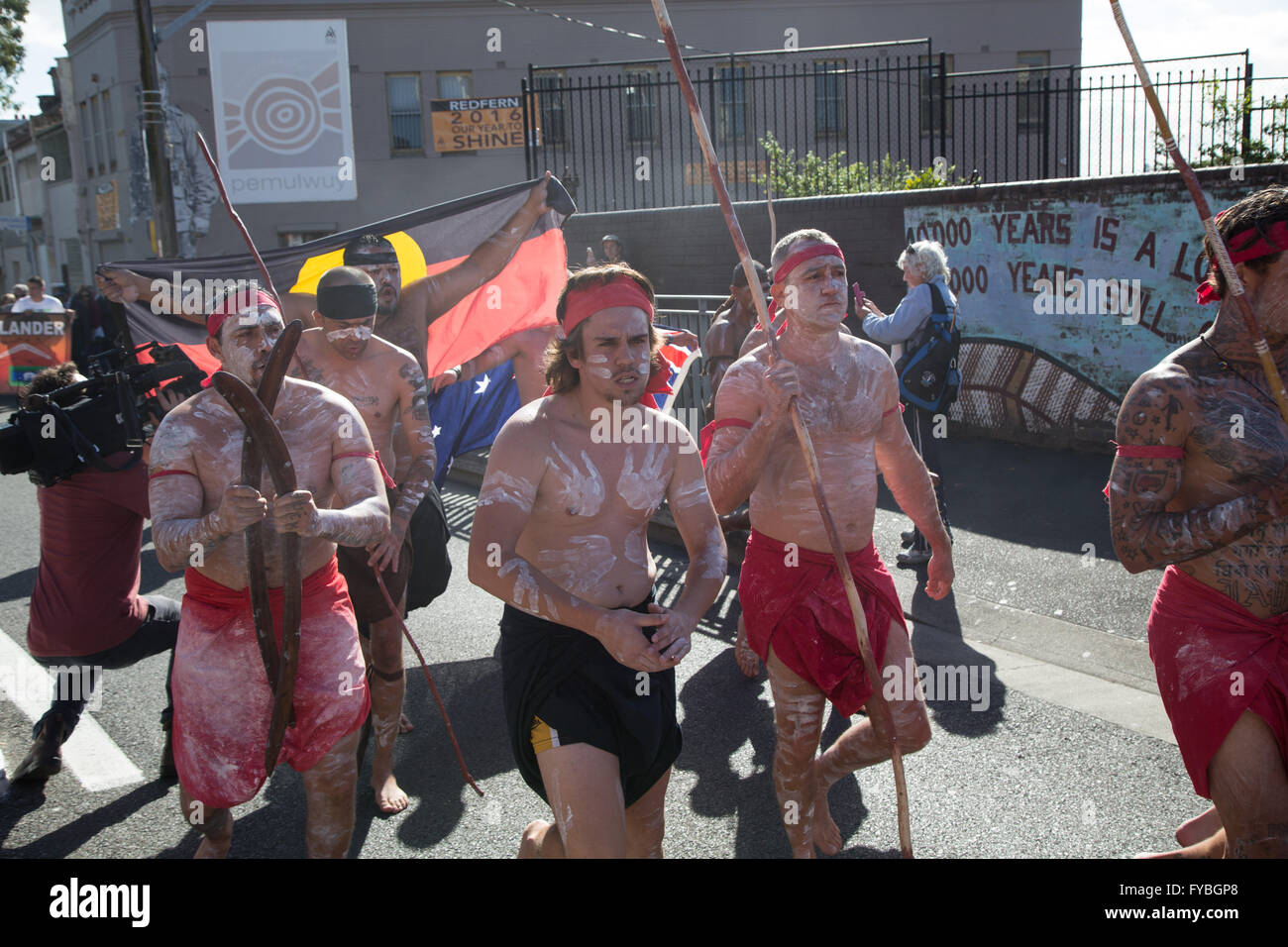 Sydney, Australie. 25 avril 2016. Le 10e anniversaire de l'ANZAC day digger couleur Redfern a procédé à partir de mars le 'block' à Redfern Park. Parc à Redfern, une cérémonie du souvenir a eu lieu pour commémorer la participation des aborigènes et des insulaires de Torres en Australie tout droit des soldats d'efforts durant la guerre. Couronnes étaient placées au monument aux morts. Crédit : Richard Milnes/Alamy Live News Banque D'Images