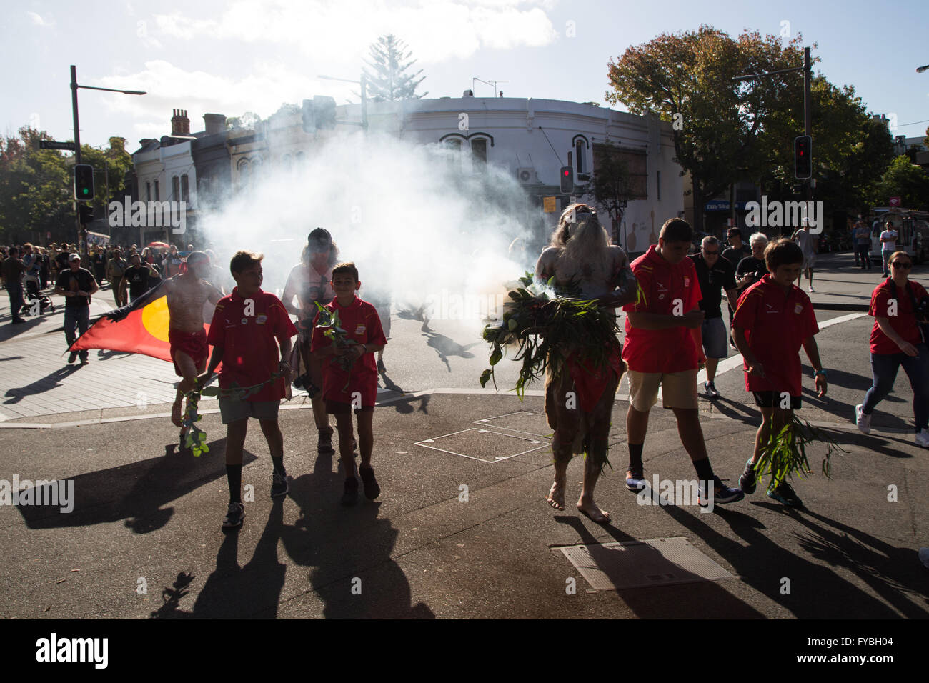 Sydney, Australie. 25 avril 2016. Le 10e anniversaire de l'ANZAC day digger couleur Redfern a procédé à partir de mars le 'block' à Redfern Park. Parc à Redfern, une cérémonie du souvenir a eu lieu pour commémorer la participation des aborigènes et des insulaires de Torres en Australie tout droit des soldats d'efforts durant la guerre. Couronnes étaient placées au monument aux morts. Crédit : Richard Milnes/Alamy Live News Banque D'Images