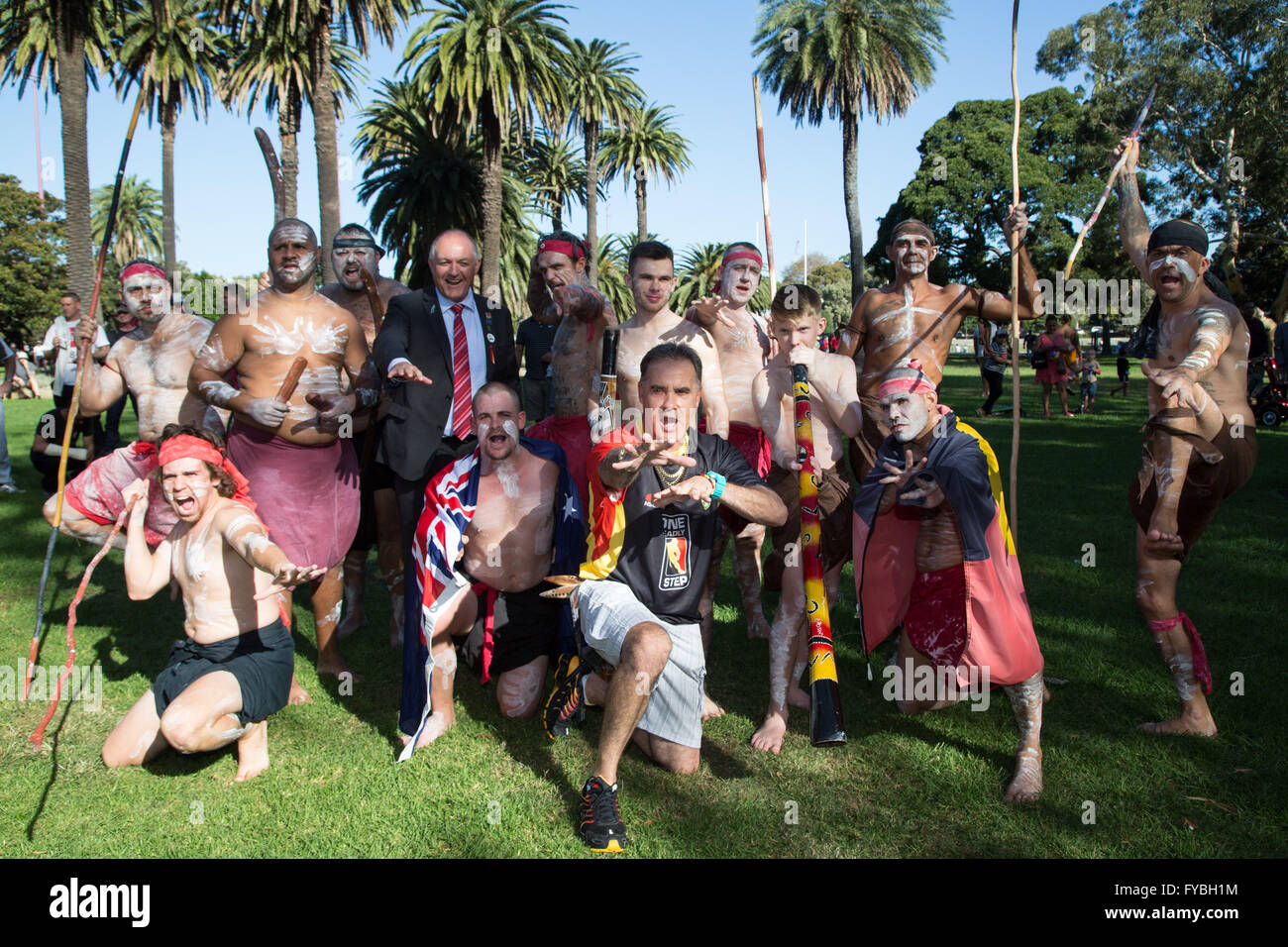 Sydney, Australie. 25 avril 2016. Le 10e anniversaire de l'ANZAC day digger couleur Redfern a procédé à partir de mars le 'block' à Redfern Park. Parc à Redfern, une cérémonie du souvenir a eu lieu pour commémorer la participation des aborigènes et des insulaires de Torres en Australie tout droit des soldats d'efforts durant la guerre. Couronnes étaient placées au monument aux morts. Crédit : Richard Milnes/Alamy Live News Banque D'Images