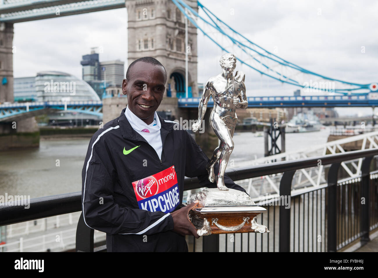 Londres, Royaume-Uni. 25 avril 2016. Marathon de Londres, Eliud Kipchoge gagnant élite du Kenya dans une presse photocall avec 'La Vie Sportive' trophy après dimanche, Virgin Money du Marathon de Londres. Credit : Elsie Kibue / Alamy Live News Banque D'Images