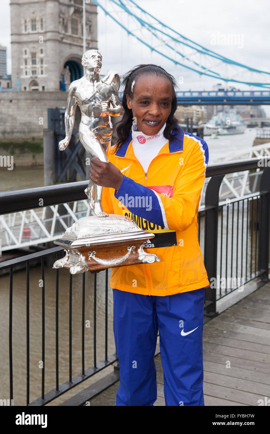 Londres, Royaume-Uni. 25 avril 2016. Marathon de Londres gagnant élite, Jemima Sumgong du Kenya dans une presse photocall avec 'La Vie Sportive' trophy après dimanche, Virgin Money du Marathon de Londres. Credit : Elsie Kibue / Alamy Live News Banque D'Images