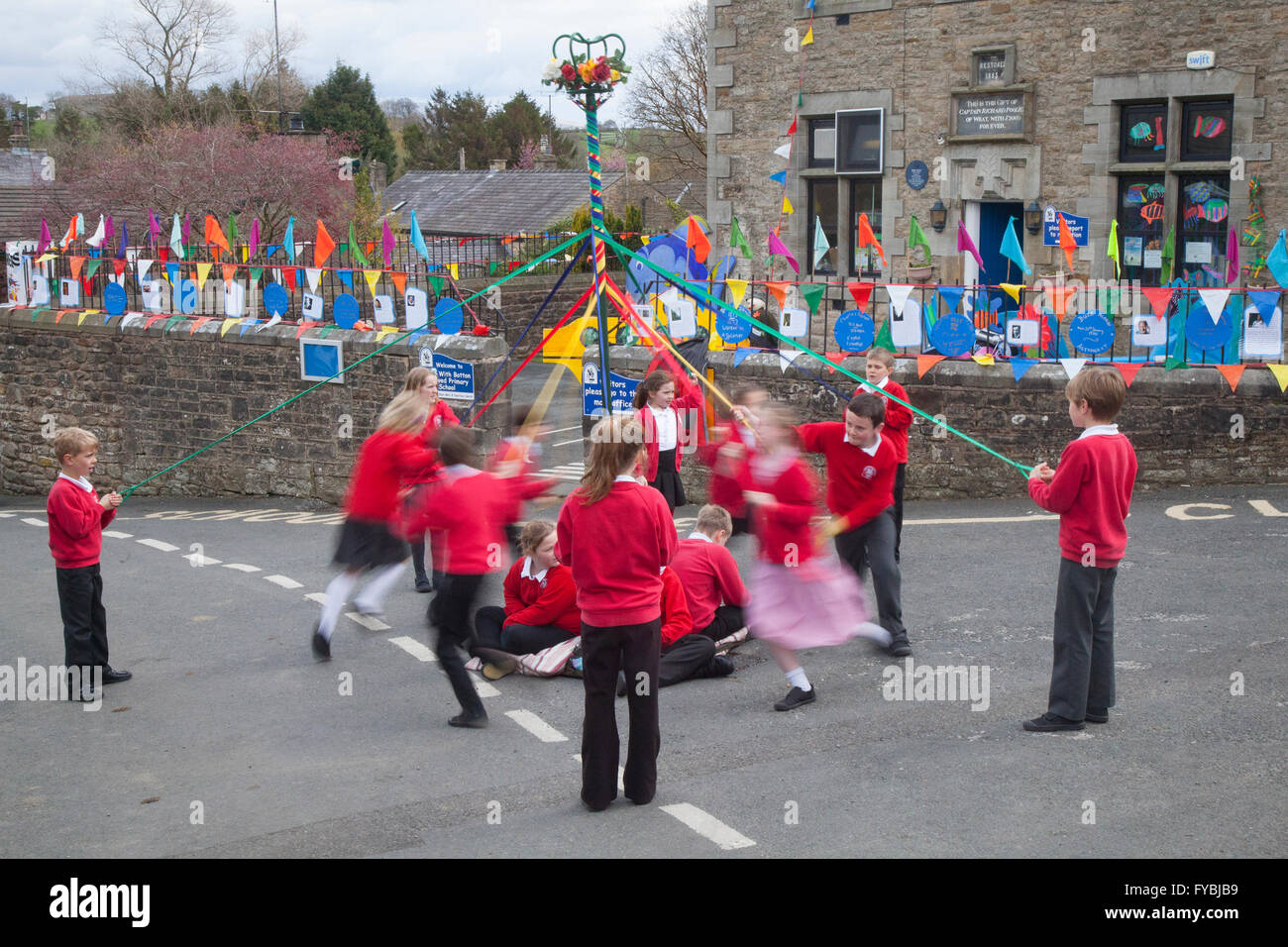 Wray, Lancashire, Royaume-Uni. 25 avril 2016. Les élèves de l'école primaire dotée Wray célébrer l'ouverture de la fête de l'épouvantail de l'arrêt Wray en dansant dans un cercle autour du mât. Les villageois de Wray sont de retour avec leur étrange et merveilleux des épouvantails. Le thème de cette année est 'Explorers' pour s'adapter à l'école. Le festival créé en 1995, a lieu dans la semaine qui précède le jour de mai. Credit : Cernan Elias/Alamy Live News Banque D'Images