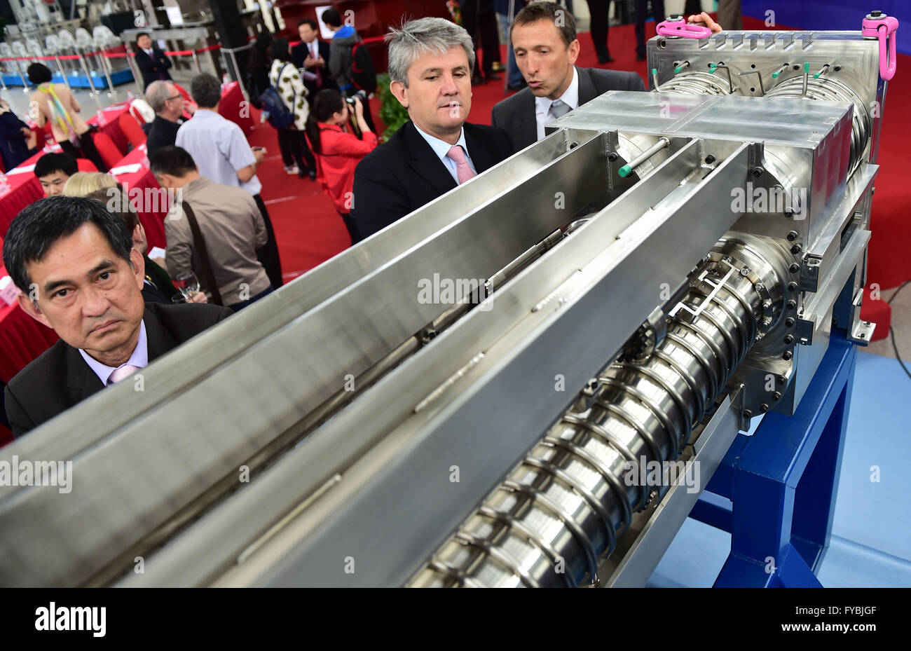 Hefei, Chine, Anhui Province. Apr 25, 2016. Vous pourrez voir la résonance cyclotron ionique(chauffage) de l'ISCR, l'antenne une partie clé de la fusion nucléaire, l'installation de l'Académie chinoise des sciences de l'Institut de physique du plasma (ASIPP) à Hefei, capitale de la Province d'Anhui en Chine orientale, le 25 avril 2016. L'antenne de l'ISCR de classe mondiale, fabriqué par ASIPP, a été livré à un institut français dans la province de l'Anhui, le lundi. © Liu Junxi/Xinhua/Alamy Live News Banque D'Images