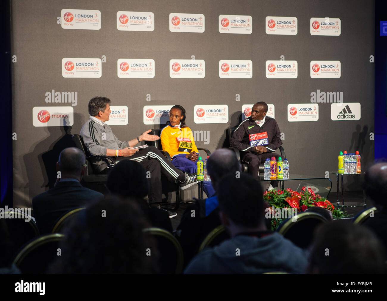 Londres, Royaume-Uni. 25 avril 2016. Les gagnants d'élite marathon de Londres, Jemima Sumgong et Eliud Kipchoge du Kenya dans une conférence de presse après la Vierge de l'argent dimanche Marathon de Londres. Credit : Elsie Kibue / Alamy Live News Banque D'Images