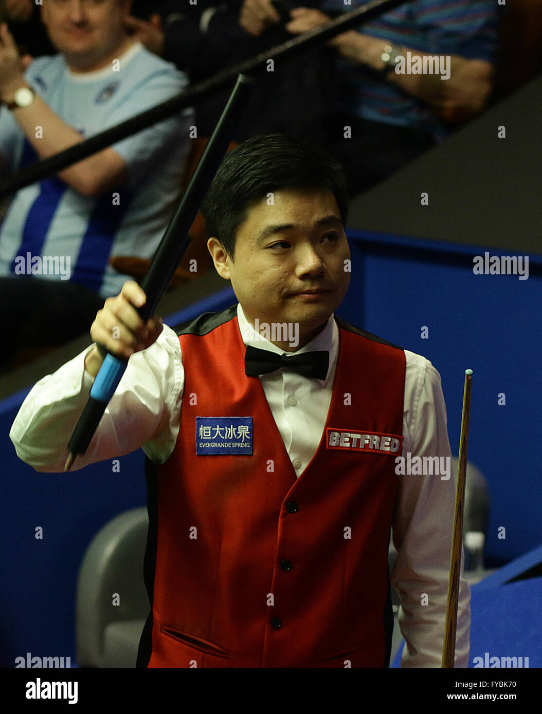 Sheffield, Royaume-Uni. Apr 25, 2016. La Chine a terminé un Ding Junhui 13-10 gagner plus de monde numéro cinq Judd Trump pour atteindre les quarts de finale au Championnat du Monde à Sheffield. © Michael Cullen/ZUMA/Alamy Fil Live News Banque D'Images