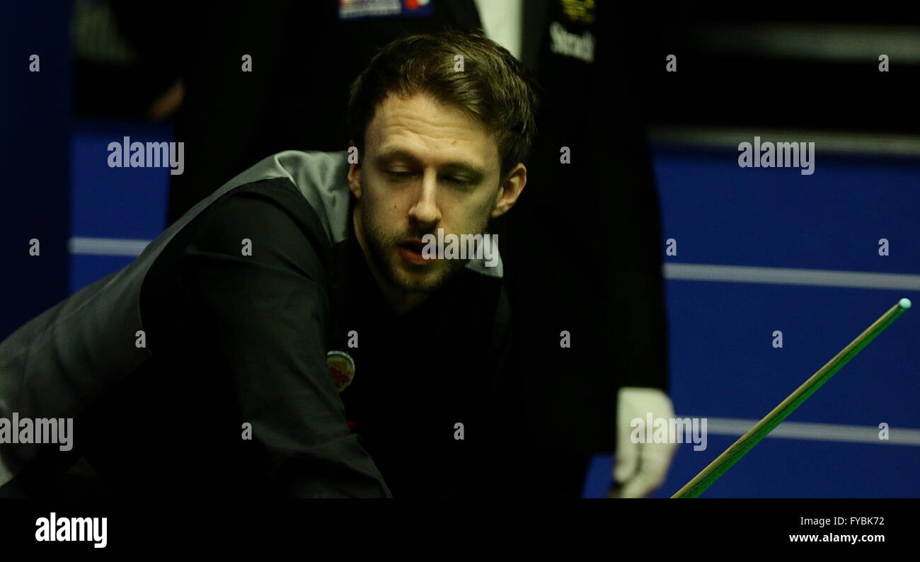 Sheffield, Royaume-Uni. Apr 25, 2016. Numéro cinq mondiale Judd Trump a perdu son Ding Junhui par 13-10 dans la 2 manche du Championnat du Monde à Sheffield. © Michael Cullen/ZUMA/Alamy Fil Live News Banque D'Images