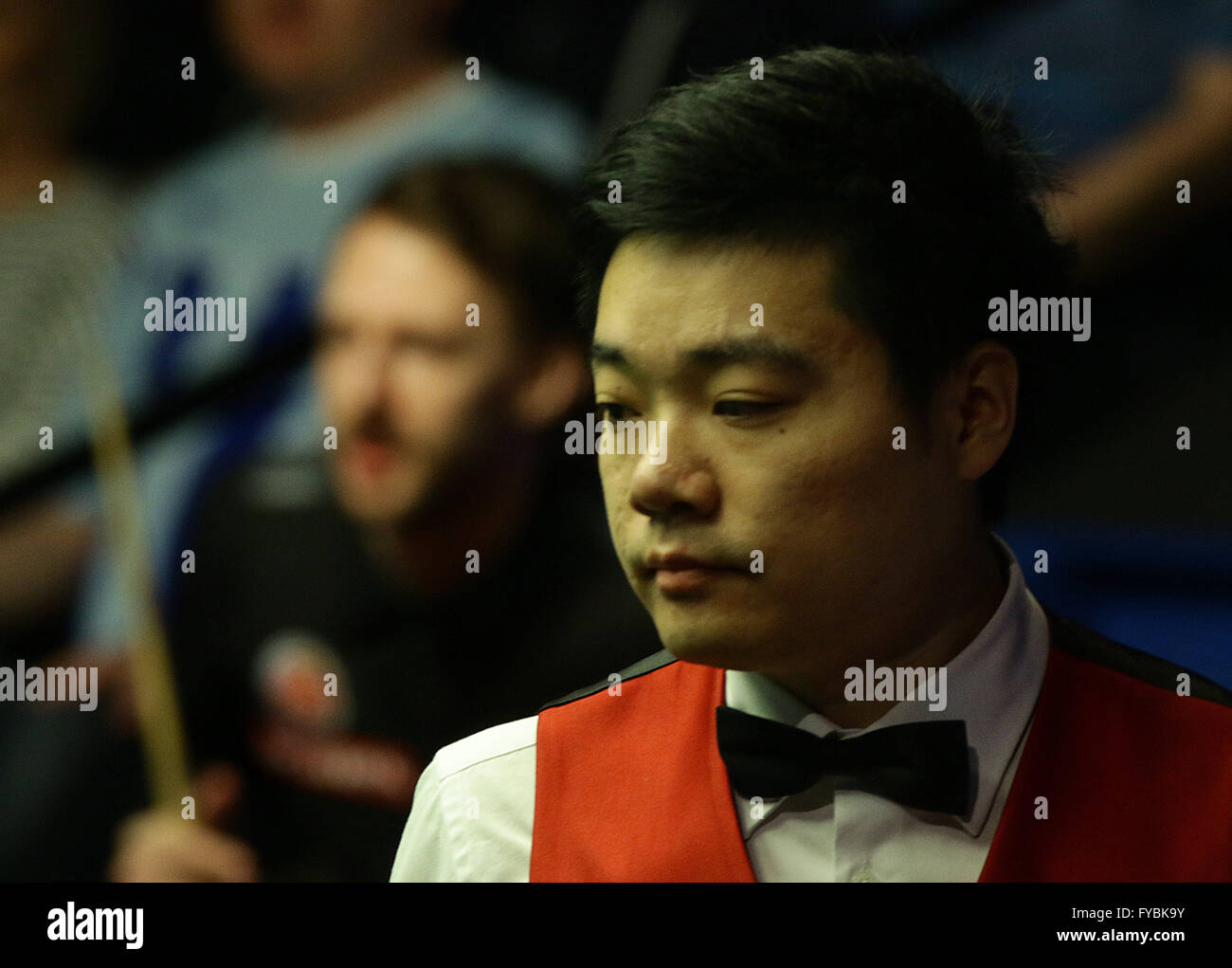 Sheffield, Royaume-Uni. Apr 25, 2016. La Chine a terminé un Ding Junhui 13-10 gagner plus de monde numéro cinq Judd Trump pour atteindre les quarts de finale au Championnat du Monde à Sheffield. © Michael Cullen/ZUMA/Alamy Fil Live News Banque D'Images