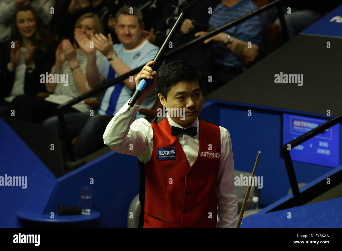 Sheffield, Royaume-Uni. Apr 25, 2016. La Chine a terminé un Ding Junhui 13-10 gagner plus de monde numéro cinq Judd Trump pour atteindre les quarts de finale au Championnat du Monde à Sheffield. © Michael Cullen/ZUMA/Alamy Fil Live News Banque D'Images