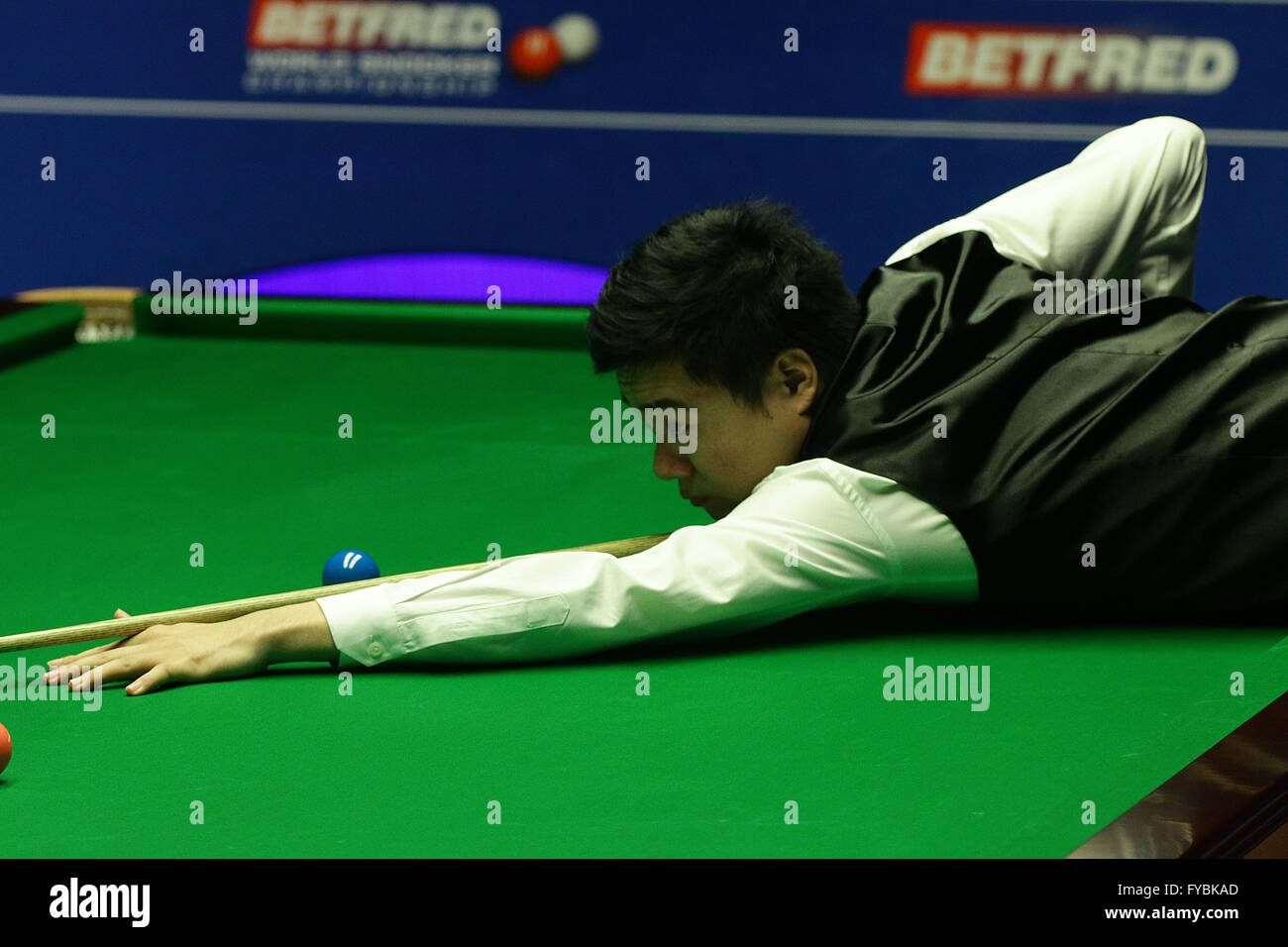 Sheffield, Royaume-Uni. Apr 25, 2016. La Chine a terminé un Ding Junhui 13-10 gagner plus de monde numéro cinq Judd Trump pour atteindre les quarts de finale au Championnat du Monde à Sheffield. © Michael Cullen/ZUMA/Alamy Fil Live News Banque D'Images