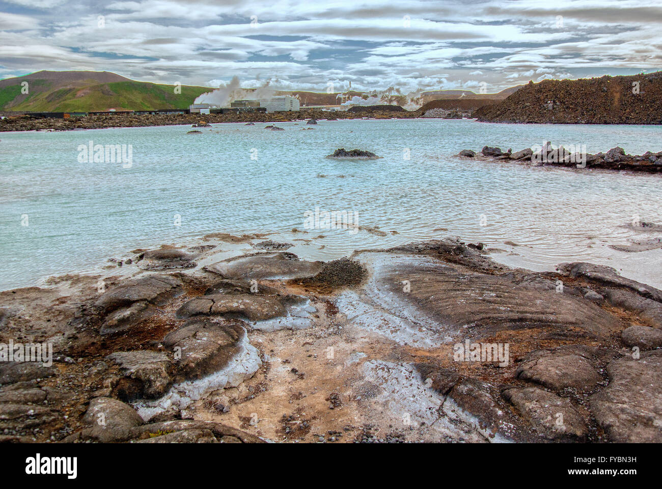 La péninsule de Reykjanes, au sud-ouest de l'Islande, de l'Islande. 5 Août, 2015. L'homme célèbre spa géothermal Blue Lagoon situé dans un champ de lave dans GrindavÃ-k sur la péninsule de Reykjanes, au sud-ouest de l'Islande, est alimenté par la sortie de l'eau de la centrale géothermique voisine Svartsengi (arrière). Ses eaux chaudes sont riches en minéraux et la réputation d'aider les personnes atteintes de maladies de peau. Une destination touristique favorite, c'est l'une des attractions les plus visitées en Islande où le tourisme est devenu un secteur en pleine croissance de l'économie. © Arnold Drapkin/ZUMA/Alamy Fil Live News Banque D'Images