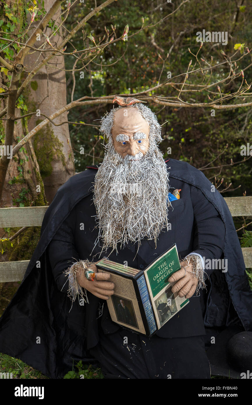 Wray, Lancashire, UK 25 avril, 2016. 'Holdingg Charles Darwin l'origine des espèces' au Festival annuel de l'épouvantail de l'arrêt Wray. Les villageois sont de retour à nouveau avoir créé une étrange, farfelu et merveilleux épouvantail creations de surprendre les visiteurs. Wray village accueille chaque année une exposition d'épouvantails et les chiffres de paille pour s'adapter à un sujet sur le programme scolaire. Banque D'Images