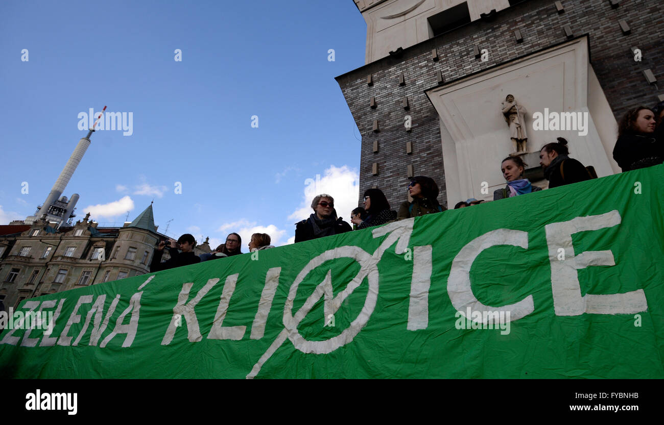 Prague, République tchèque. Apr 25, 2016. Environ 500 personnes se sont réunis sur une place dans le vaste centre de Prague, en République tchèque, en fin d'après-midi, le 25 avril 2016 pour protester contre la pulvérisation de symboles nazis. Par la manifestation, les organisateurs ont voulu qu'il soit clair que l'idéologie nazie et la violence n'ont pas leur place dans la société tchèque. © Michal Krumphanzl/CTK Photo/Alamy Live News Banque D'Images