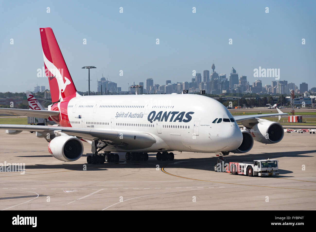 Qantas Airbus A380 avec la CDB dans la distance à l'aéroport de Sydney Kingsford Smith, Mascot, Sydney, New South Wales, Australia Banque D'Images