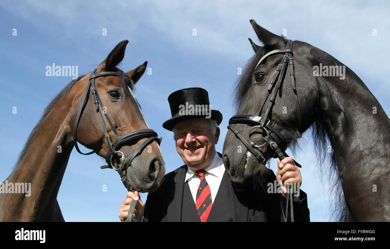 Coachman avec deux beaux chevaux Banque D'Images