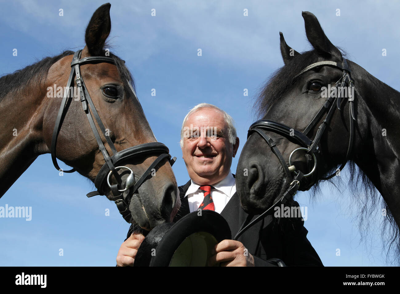 Coachman avec deux beaux chevaux Banque D'Images