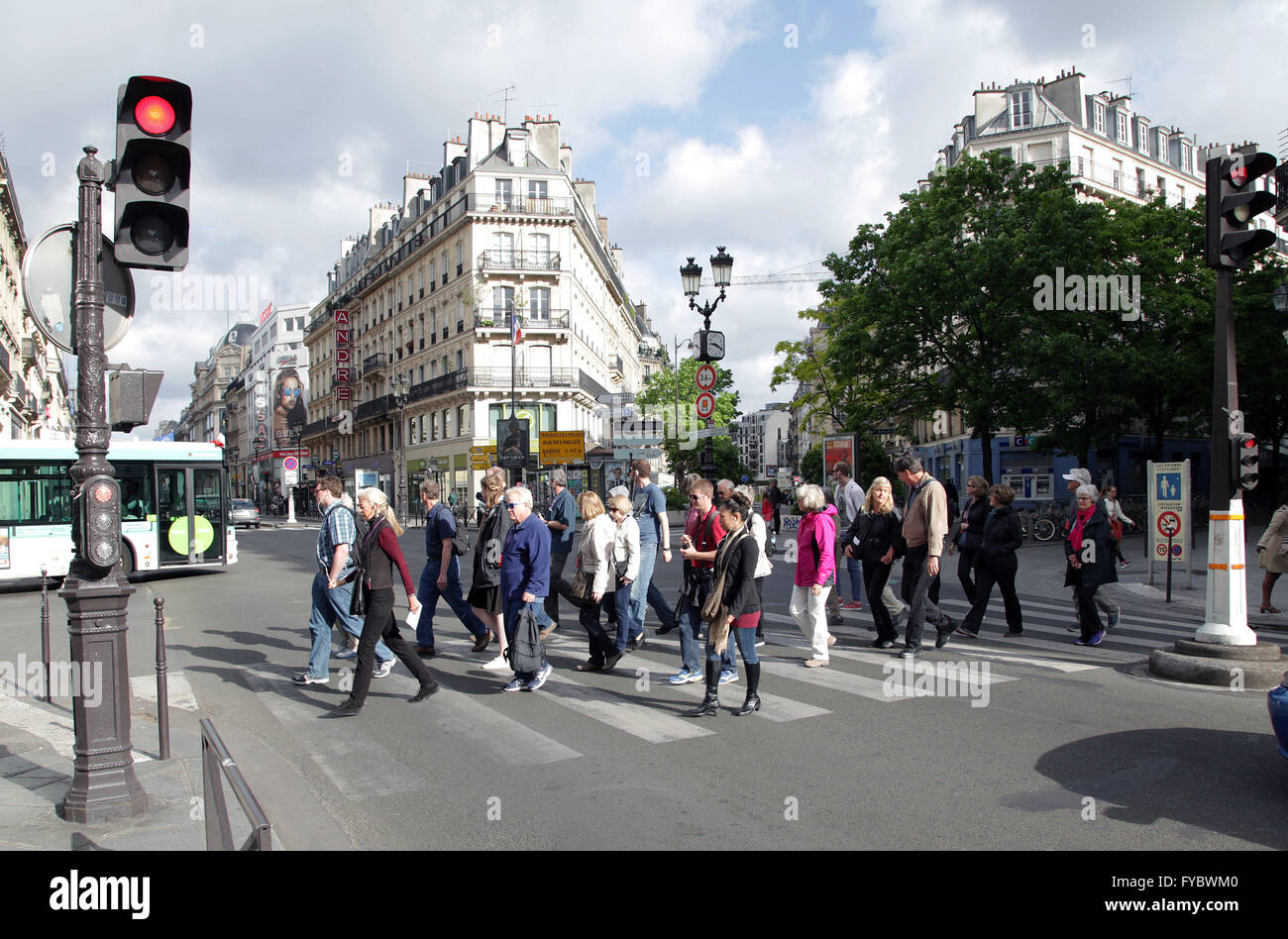 Une guide touristique guide touristique dans les rues de Paris avec les touristes sur un tour organisé. Banque D'Images