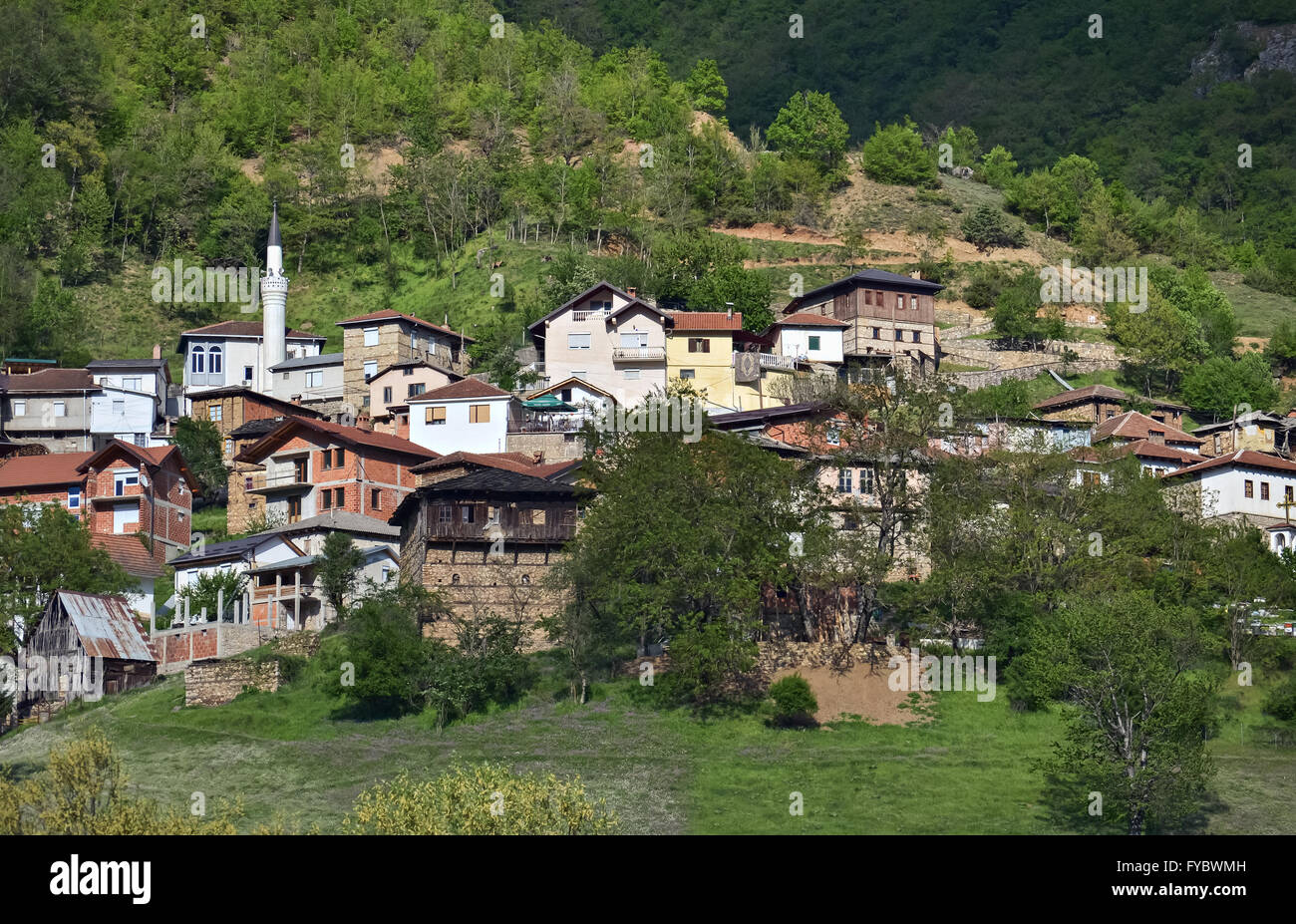 Petit village musulman macédonienne avec mosquée sur le versant de montagne Banque D'Images