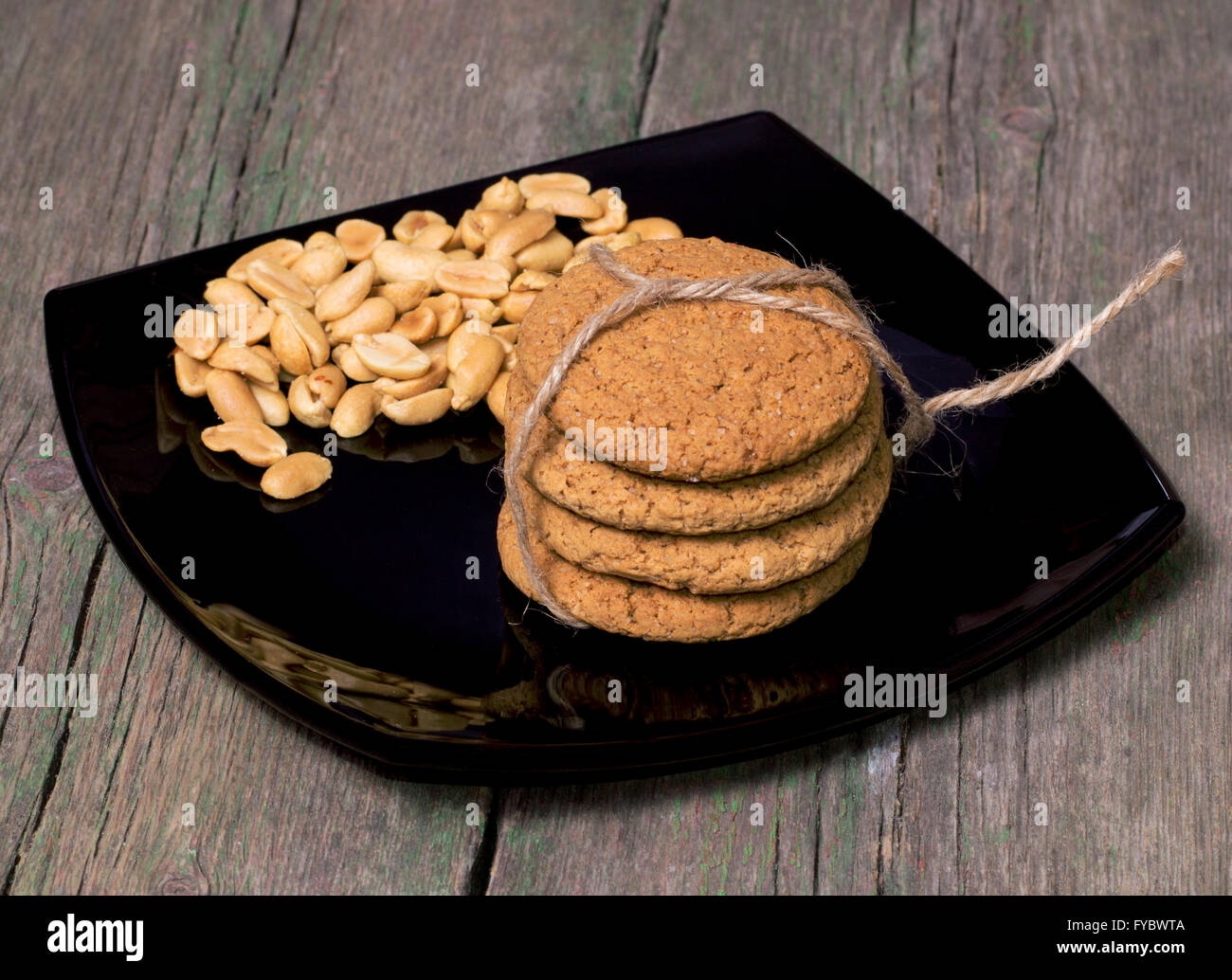 Plaque noire avec une cacahuète et biscuits Banque D'Images