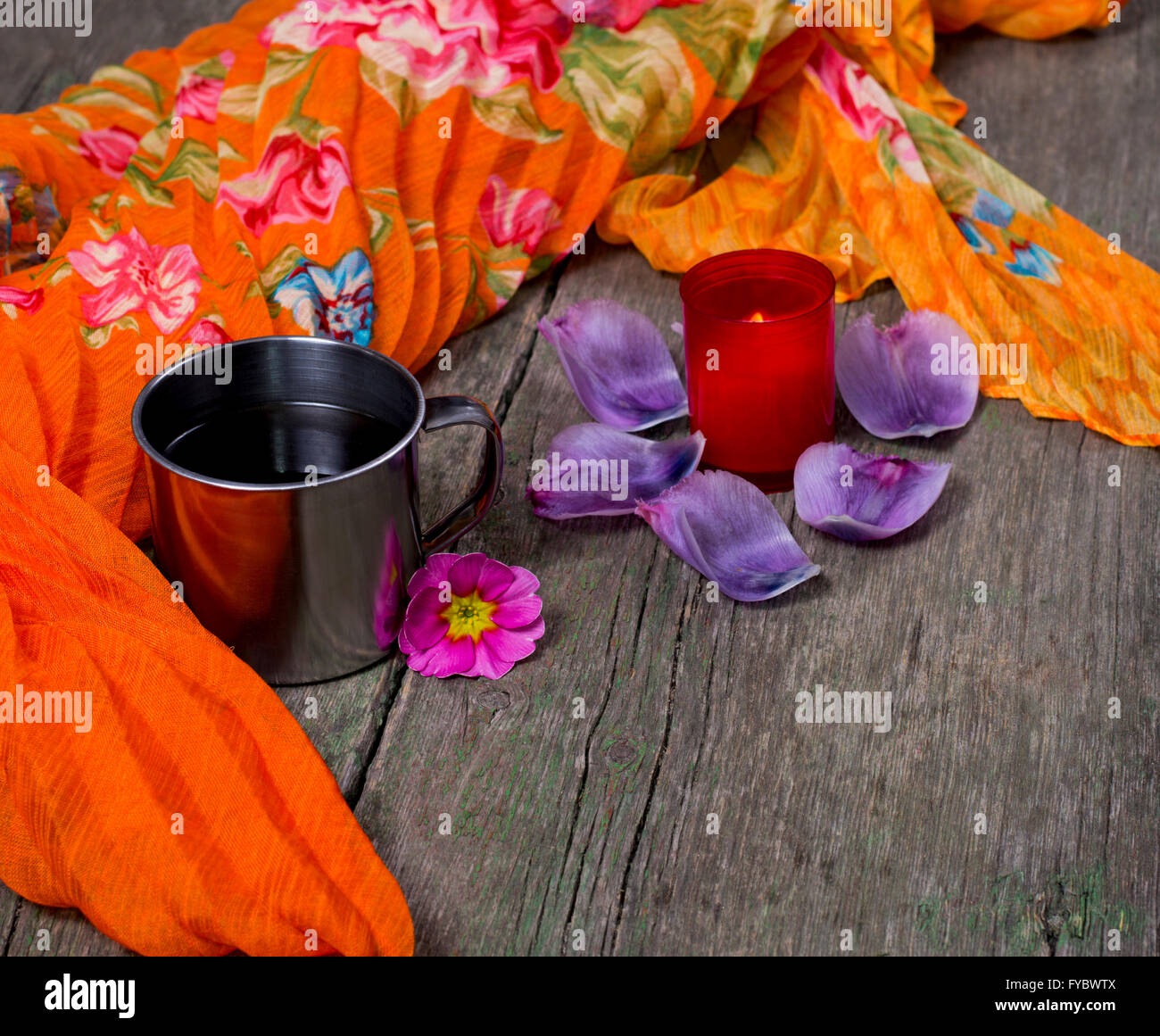 La bougie allumée, mug, foulard orange acier Banque D'Images