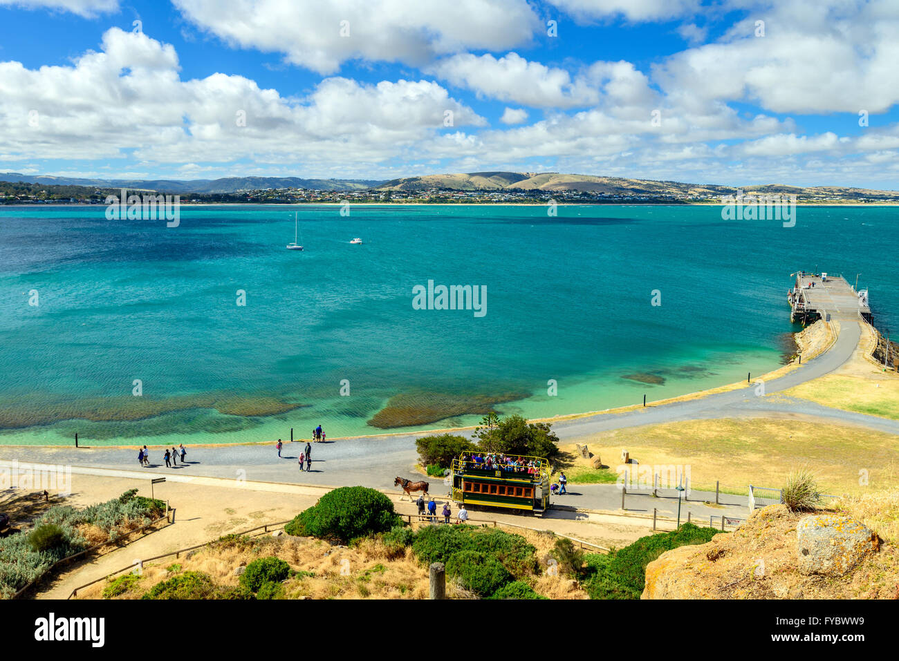 Victor Harbor, South Australia - 16 novembre 2013 : le tramway tiré par des chevaux à partir de Granite Island à la terre ferme. Banque D'Images