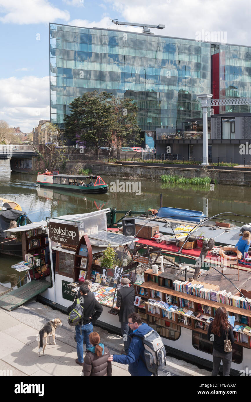 Place Kings et Word sur l'eau - Canal Boat Second Hand Bookshop, Regents Canal, Camden, London, UK Banque D'Images