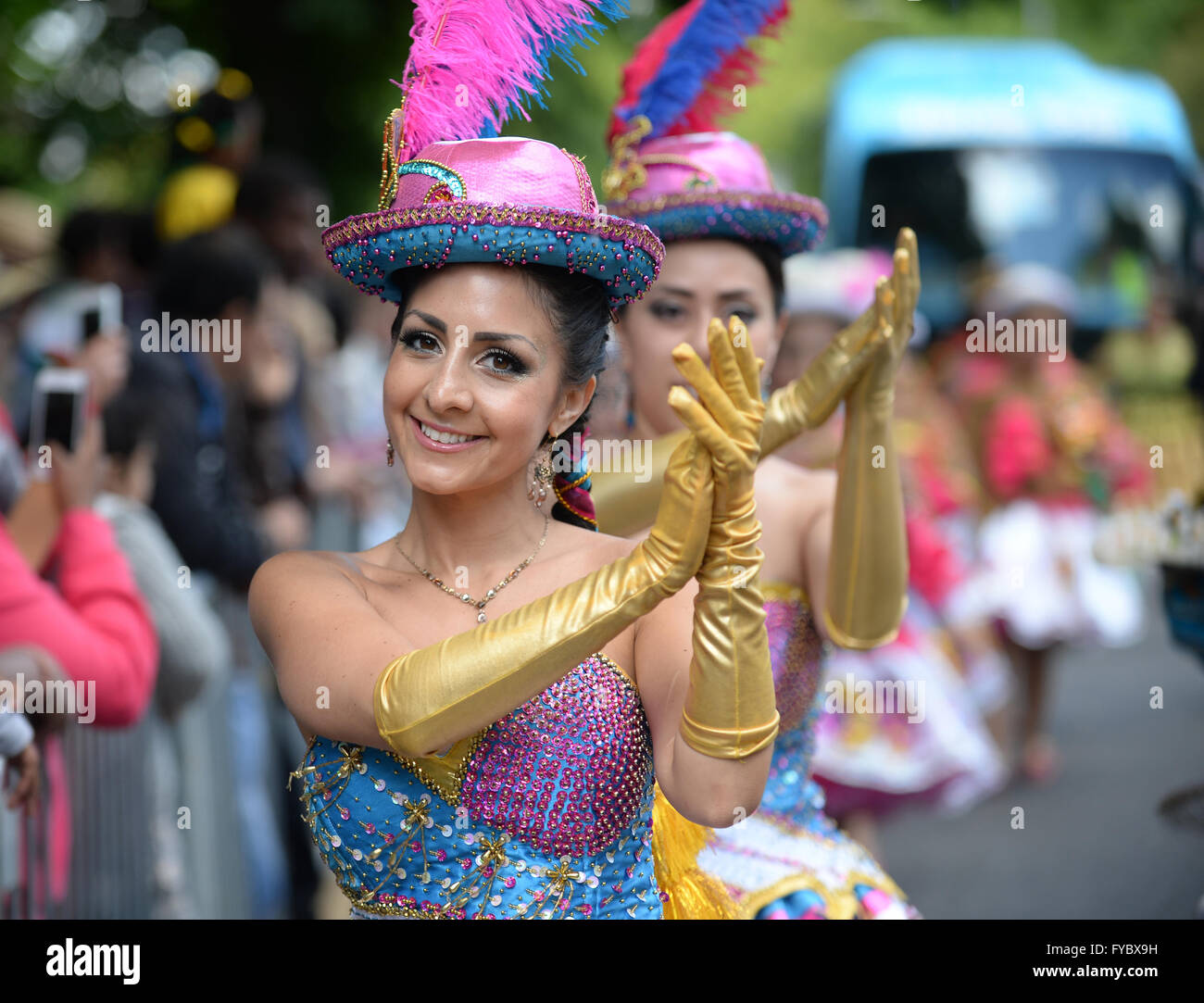 New Bedford Road Luton Carnival Parade, Processsion Gants Chapeaux Costumes Plumes Smiling happy faces Banque D'Images