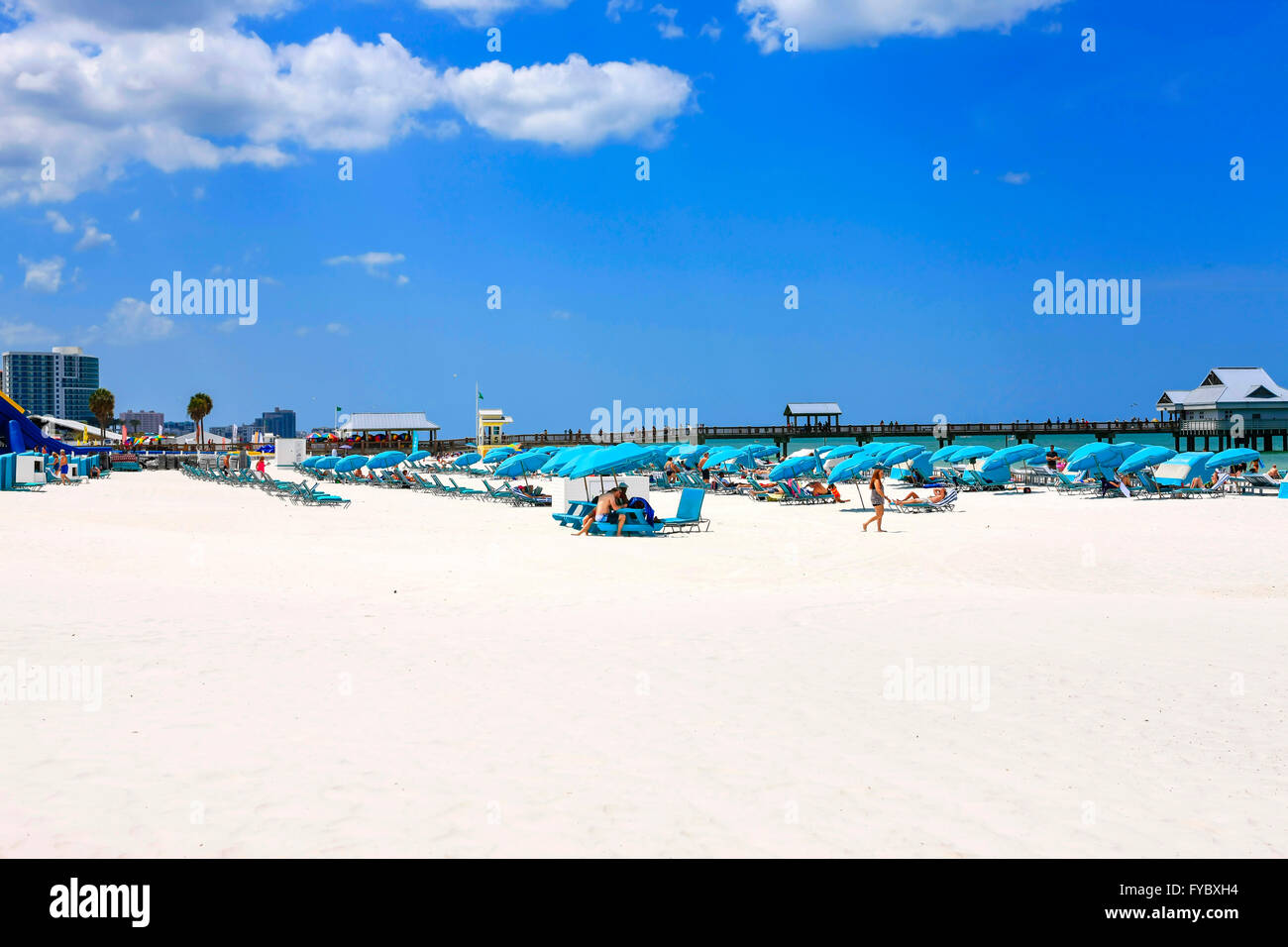 Des parasols bleus, cabines de plage et les gens sur la plage de Clearwater en Floride, ont voté la plage numéro un en Amérique Banque D'Images