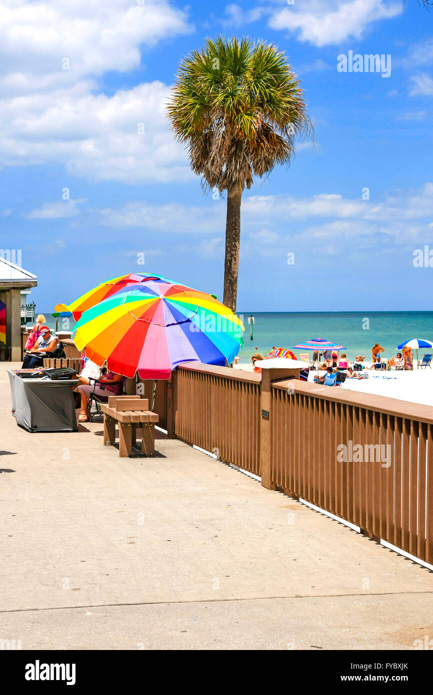 Les personnes bénéficiant du soleil du printemps sur la jetée de la plage de Clearwater en Floride, ont voté la plage numéro un en Amérique Banque D'Images