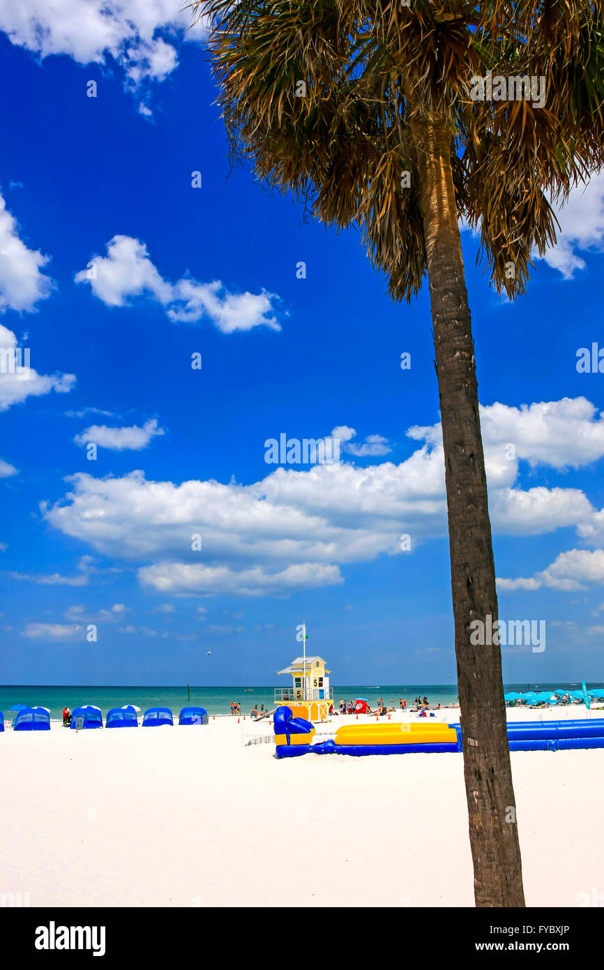 Les personnes bénéficiant du soleil sur la plage de Clearwater en Floride, ont voté la plage numéro un en Amérique Banque D'Images