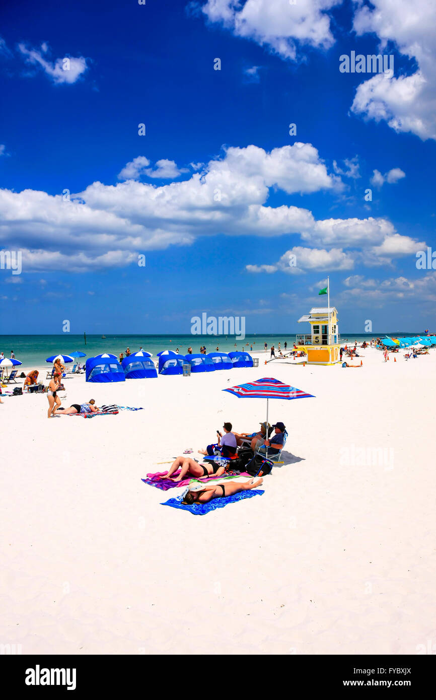 Les personnes bénéficiant du soleil sur la plage de Clearwater en Floride, ont voté la plage numéro un en Amérique Banque D'Images