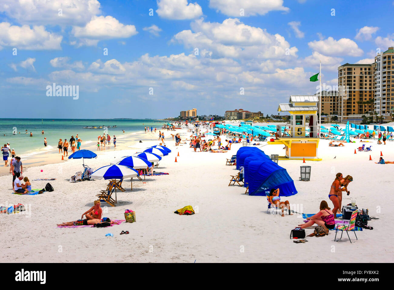 Les personnes bénéficiant du soleil sur la plage de Clearwater en Floride, ont voté la plage numéro un en Amérique Banque D'Images