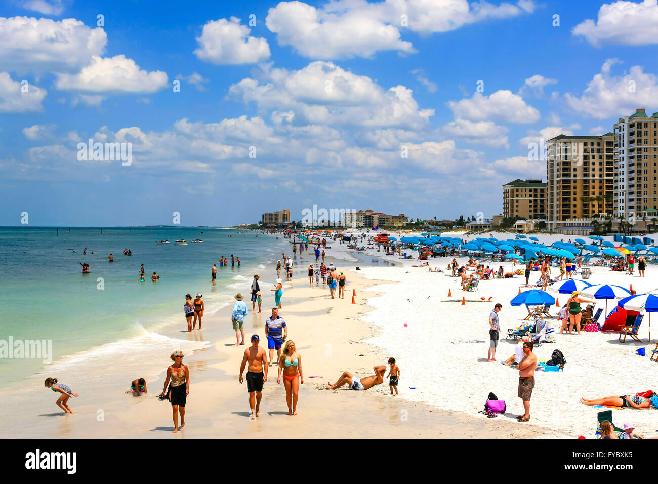 Hôtels au bord de l'eau et des gens sur la plage de Clearwater en Floride, ont voté la plage numéro un en Amérique Banque D'Images