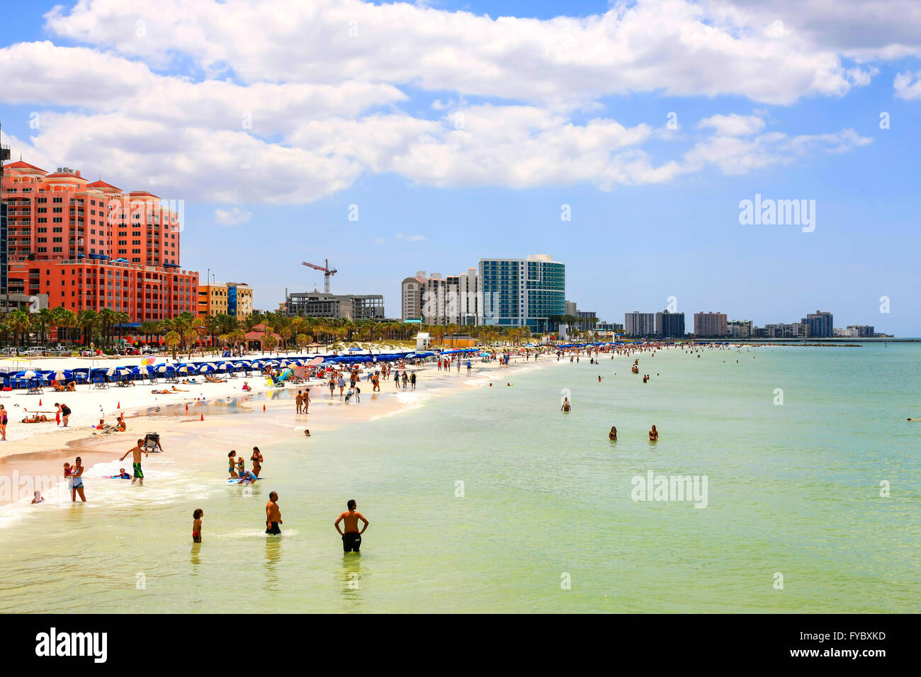 Hôtels au bord de l'eau et des gens sur la plage de Clearwater en Floride, ont voté la plage numéro un en Amérique Banque D'Images