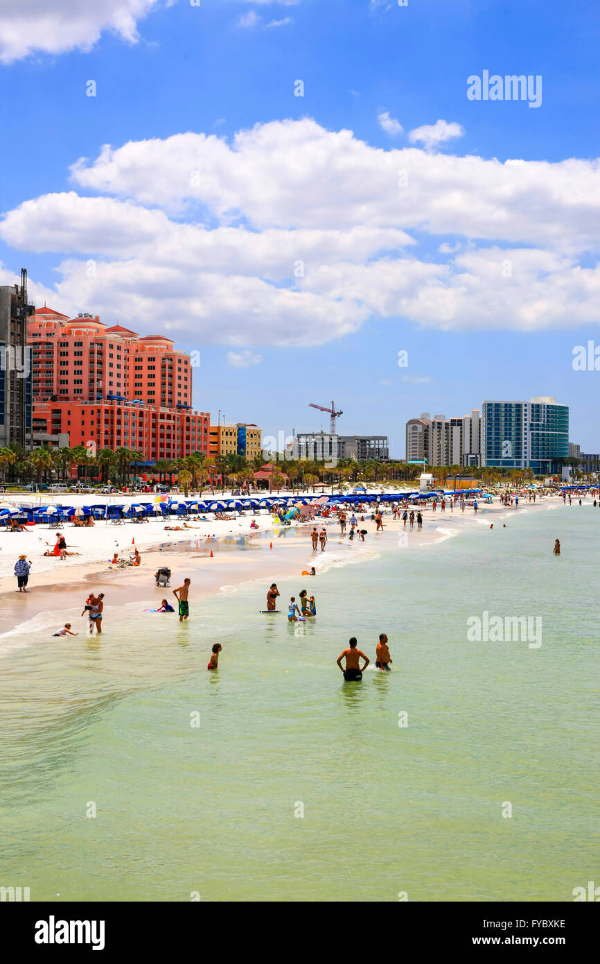 Hôtels au bord de l'eau et des gens sur la plage de Clearwater en Floride, ont voté la plage numéro un en Amérique Banque D'Images