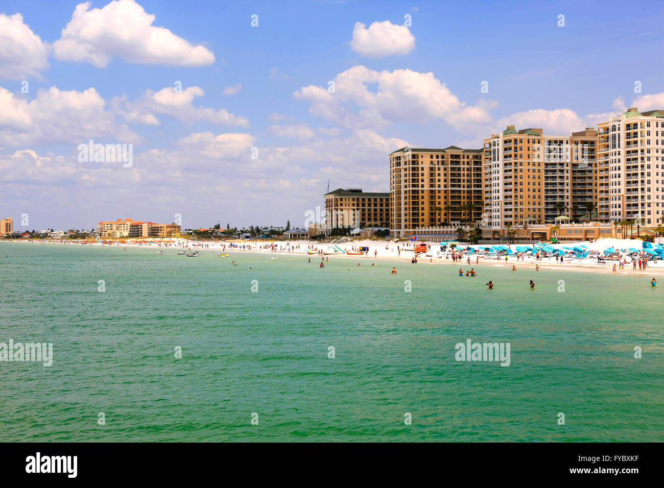 Hôtels au bord de l'eau et des gens sur la plage de Clearwater en Floride, ont voté la plage numéro un en Amérique Banque D'Images
