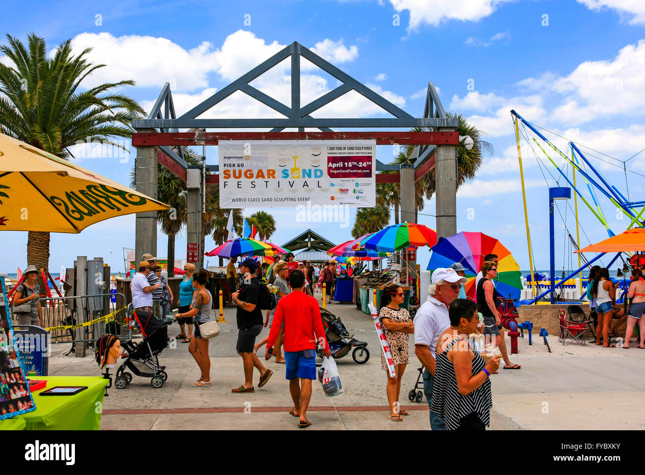 Les gens sur le trottoir à l'entrée de la jetée de la plage de Clearwater en Floride Banque D'Images
