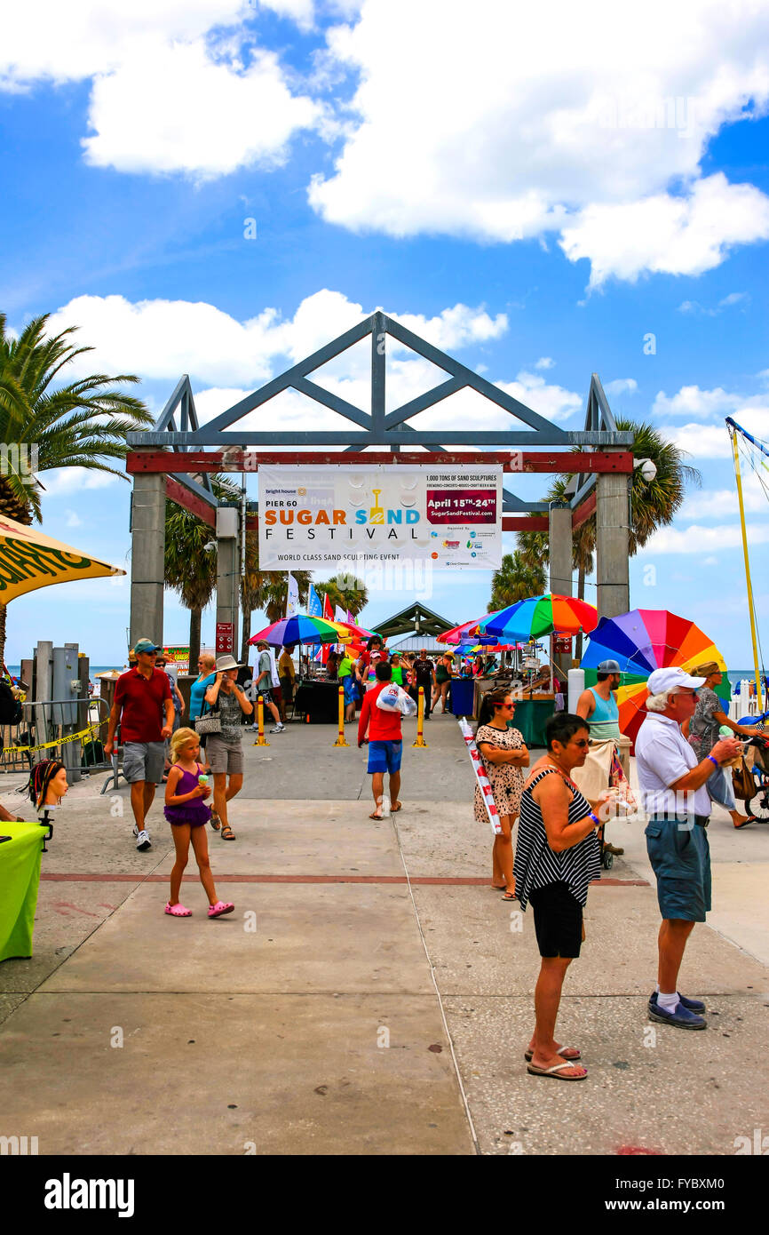 Les gens sur le trottoir à l'entrée de la jetée de la plage de Clearwater en Floride Banque D'Images